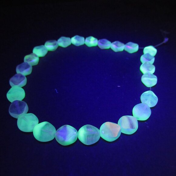 Uranium glass beads - Picture 5 of 9